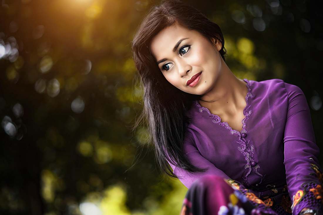 Curvaceous desi lady in traditional attire showcasing ample bosom