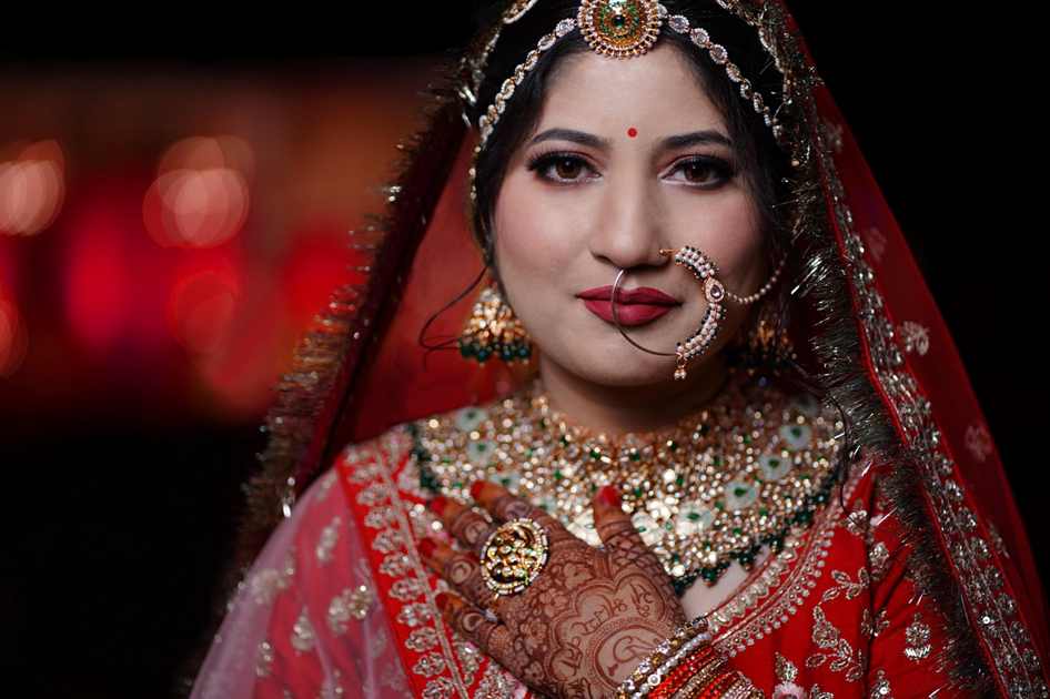 Indian babe gets her tight pussy pounded outdoors