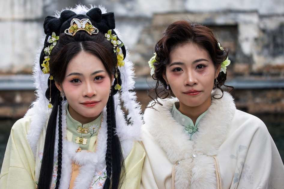 Short-haired trans woman mounts long-haired Asian